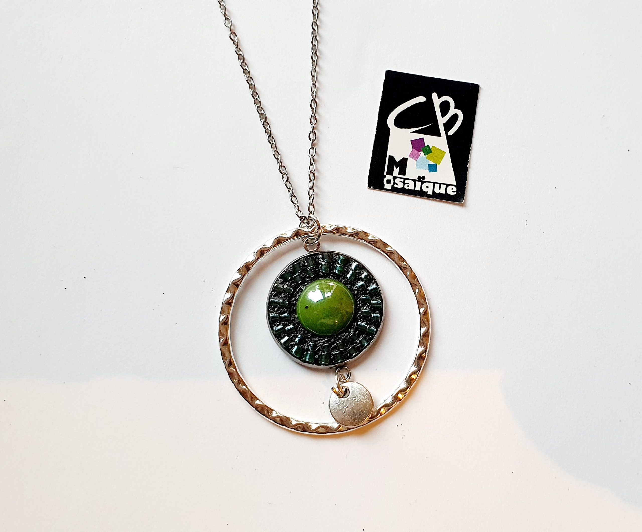 Collier Cercle mosaïque vert en verre et rocaille