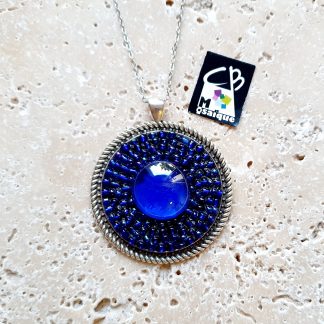 Collier rond bleu en verre et rocaille