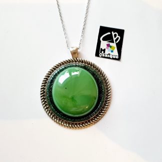 Collier rond vert en verre et rocaille
