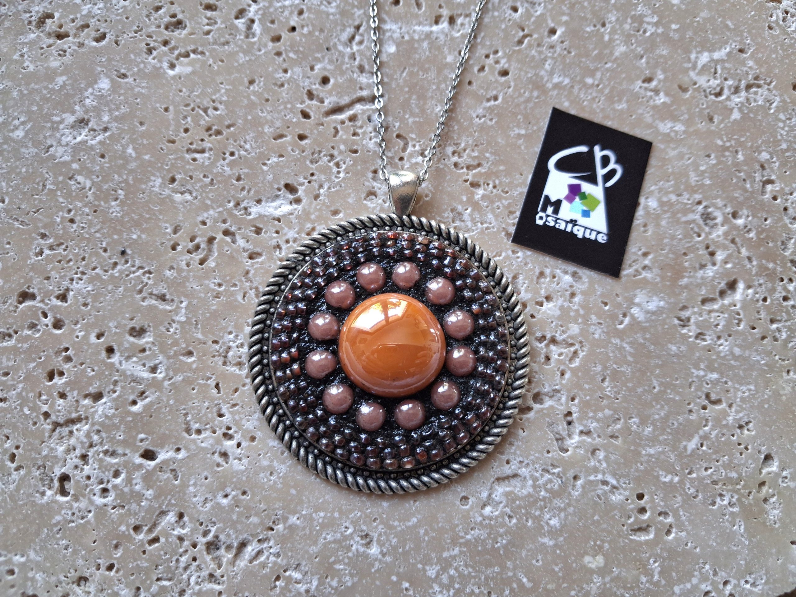 Collier rond Orange en verre et rocaille