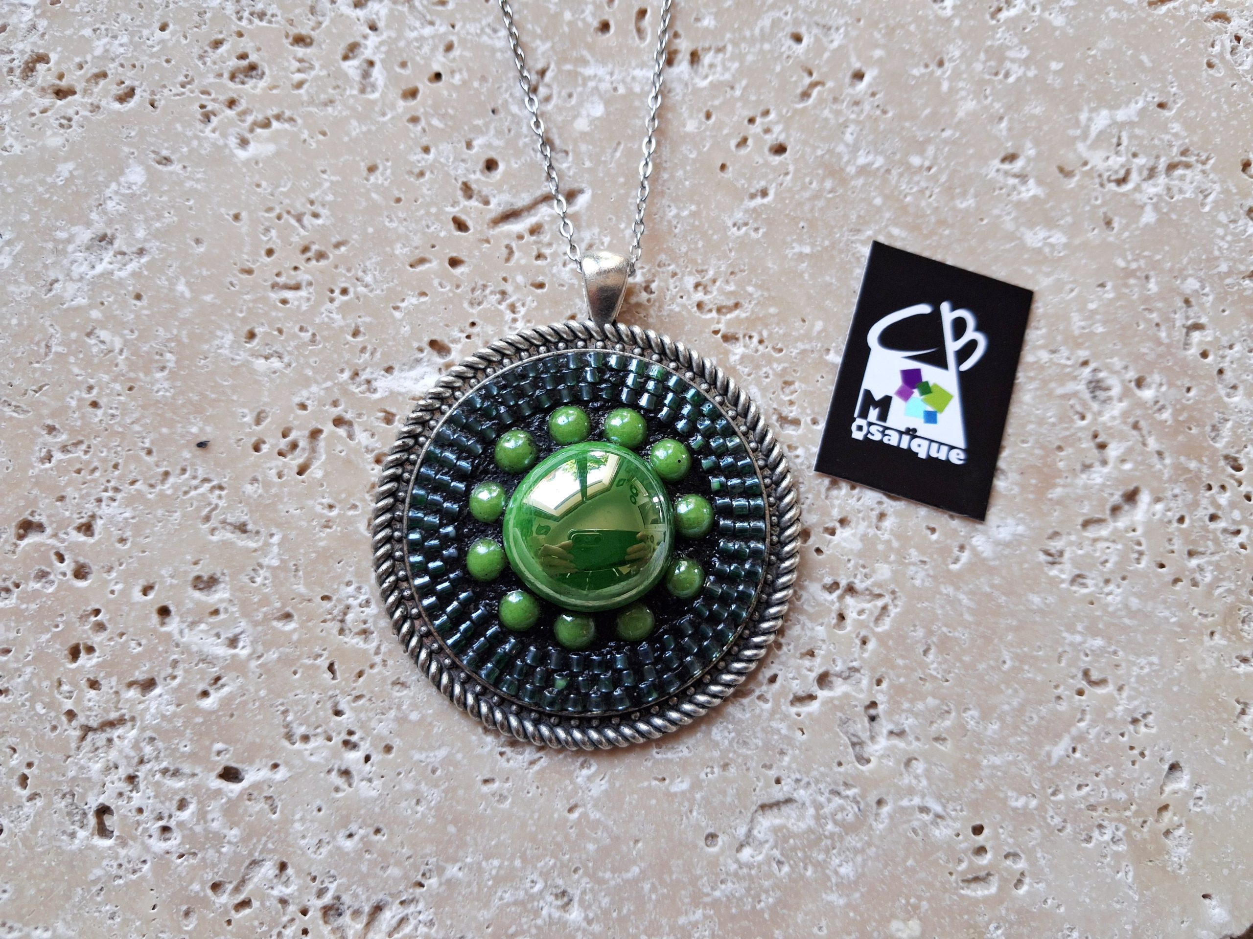 Collier rond Vert en verre et rocaille