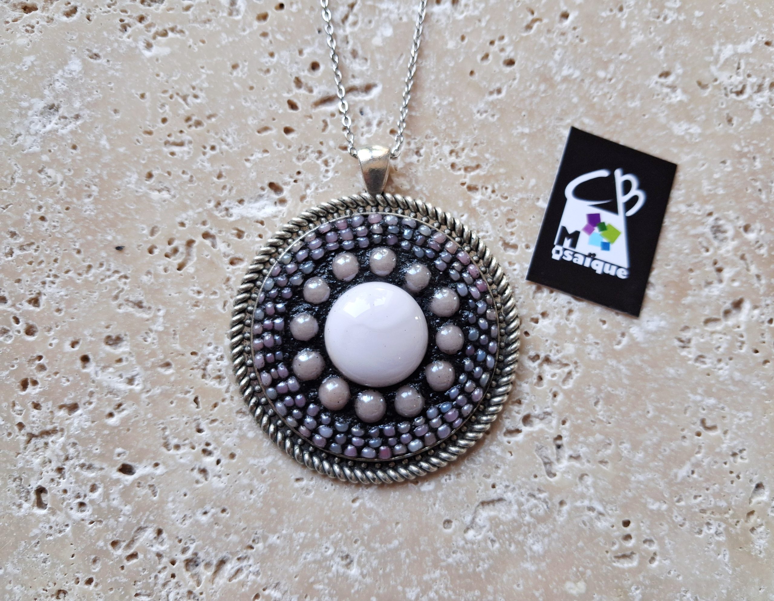Collier rond Blanc en verre et rocaille