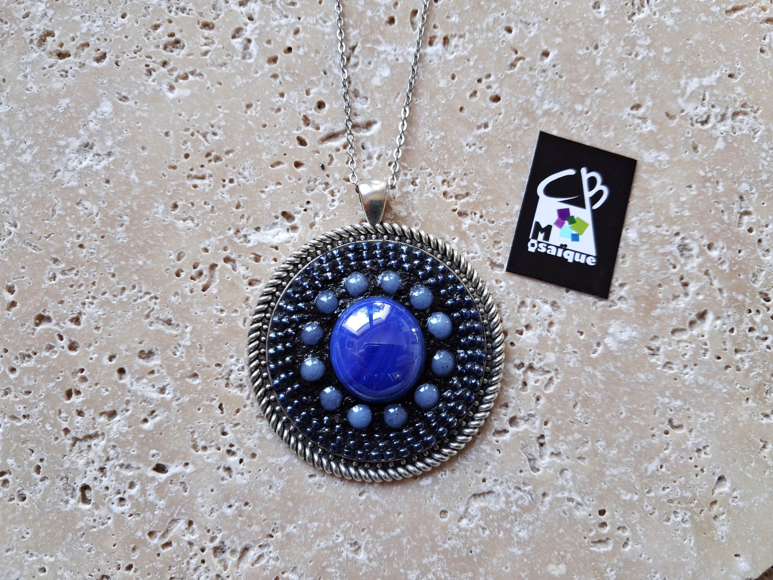 Collier rond Bleu en verre et rocaille